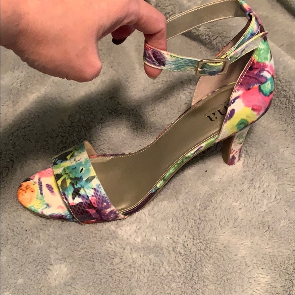 Floral strappy pumps